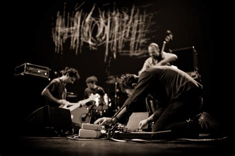 Godspeed You! Black Emperor Ontketent een Walmende Melancholie met Storming the Beaches.  